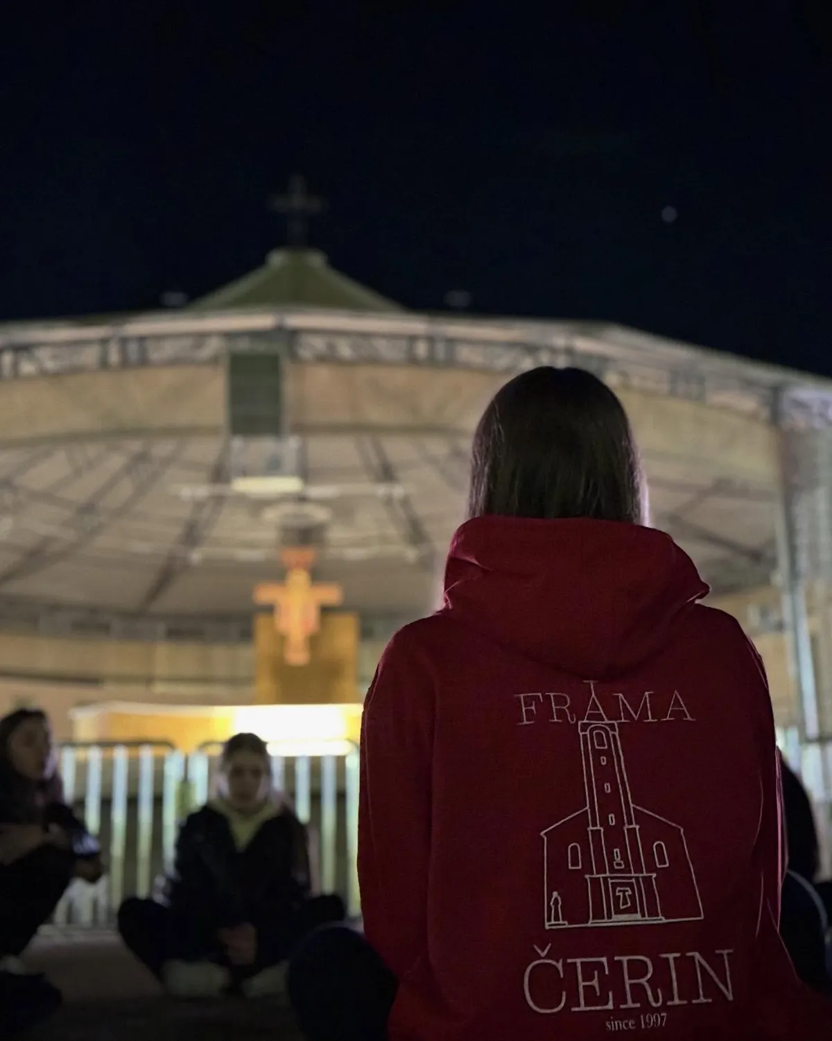 Framašica u crvenom hoodieju tijekom noćnog okupljanja