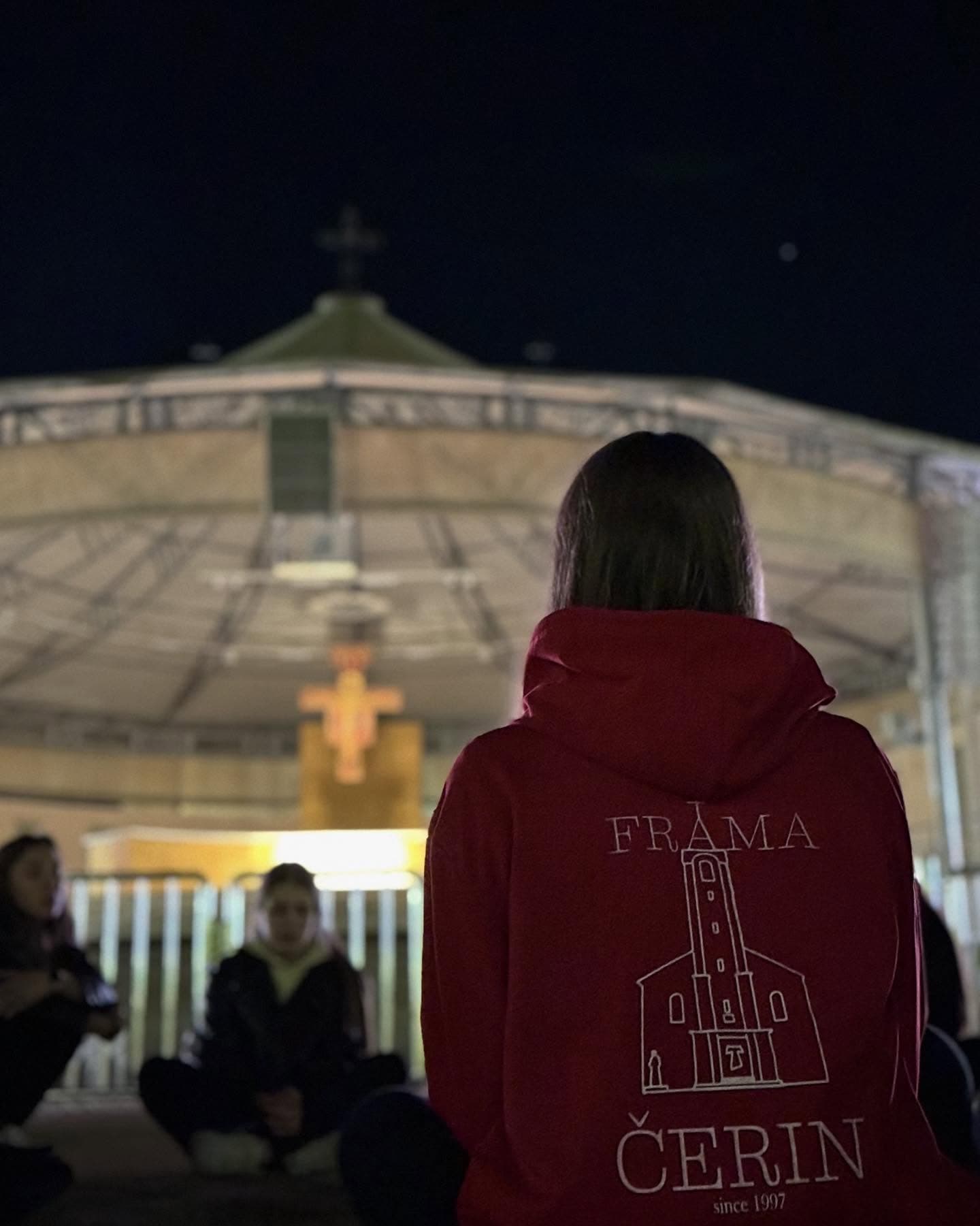 Framašica u crvenom hoodieju tijekom noćnog okupljanja