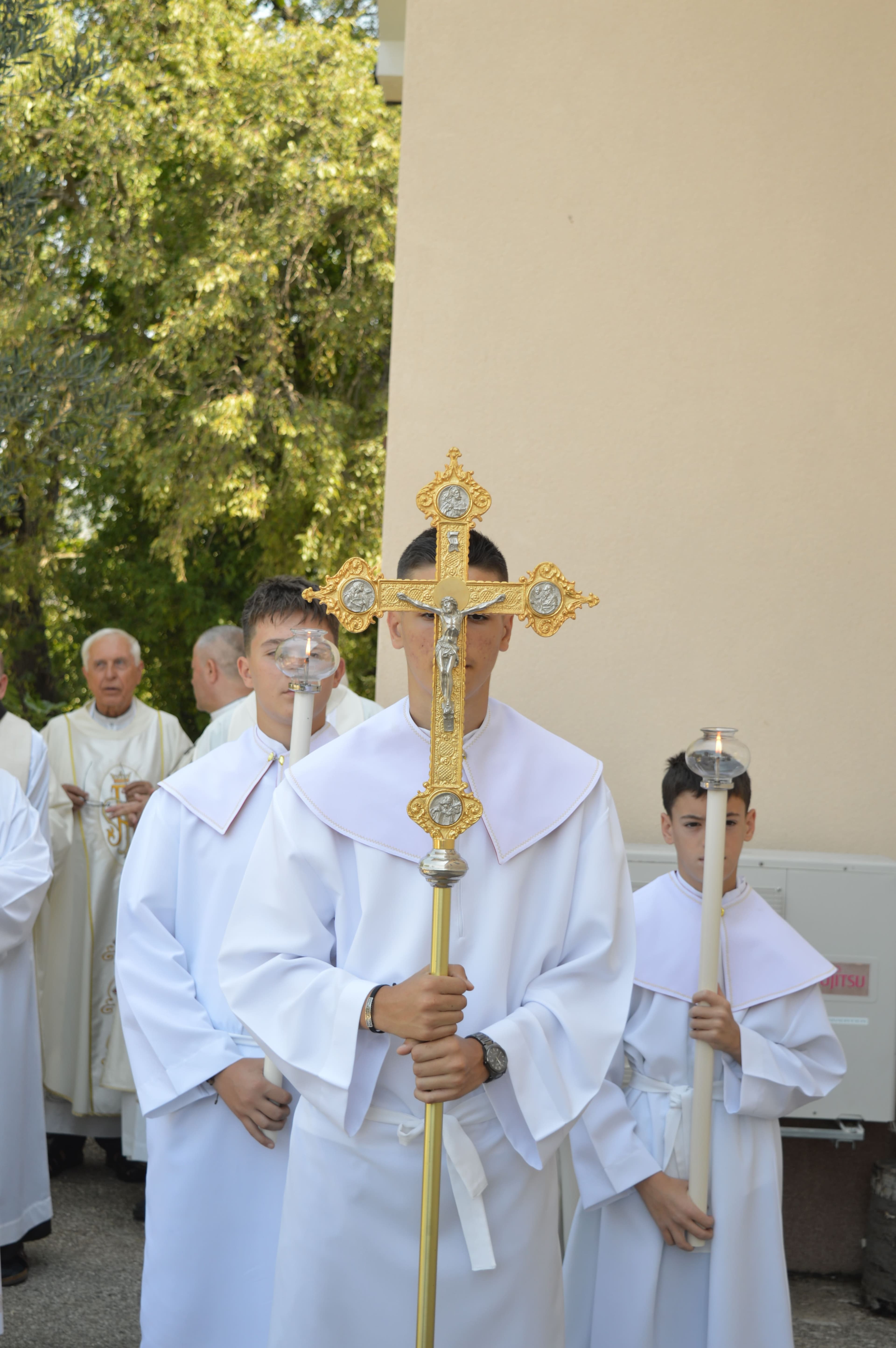 Ministranti s procesijskim križem i svijećama